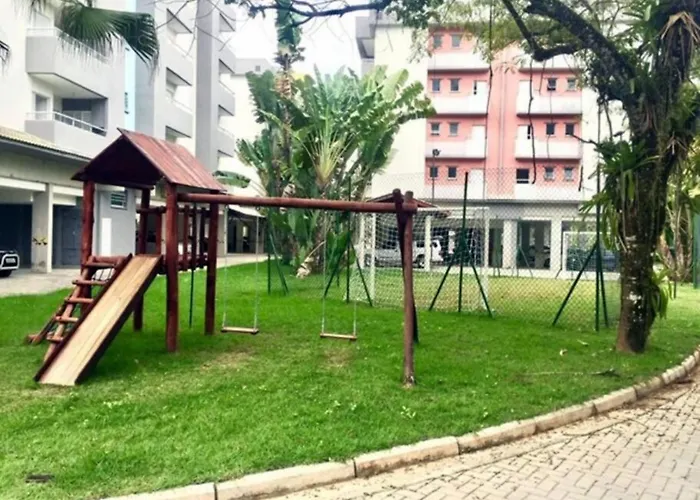 Aptº TOP 2 Quartos com Varanda, 400 m da Praia, em Condomínio com Piscinas, Sala, Smart TV, Sofá Cama, com 2 Banheiros, Cozinha Planejada Completa, Wi-Fi 200 mbps, Ares-condicionados, Churrasqueira, Máquina de Lavar e Tanque, Estacionamento, Portaria